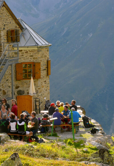 Am Spätnachmittag lässt sich die wärmende Sonne über dem Kaunergrat auf der Biergartenterrasse genießen