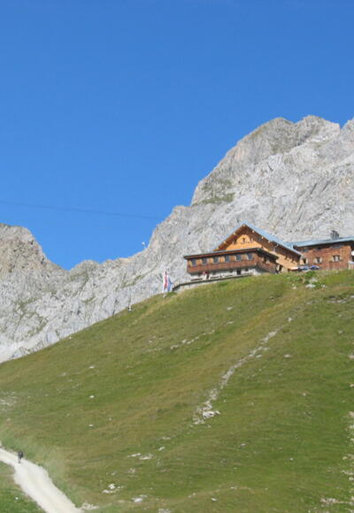 Ulmer Hütte von Süden beim Aufstieg