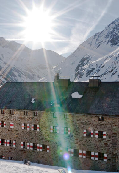 Martin-Busch-Hütte: Aufgehende Sonne über dem Schalfbachtal