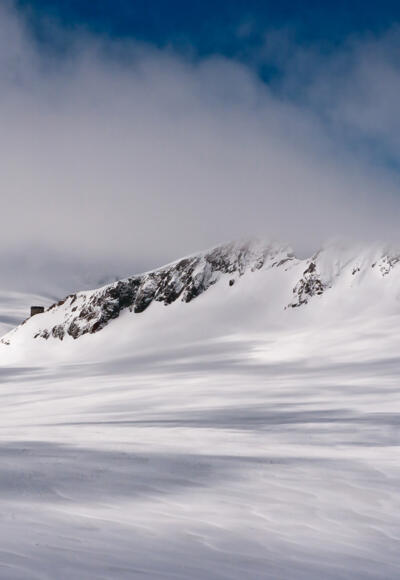 Blick vom Oberen Guslarjoch über den Kesselwandferner zum Brandenburger Haus