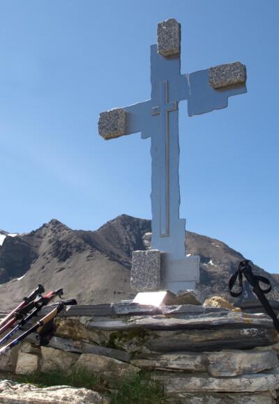Stilvolles Kreuz beim Gipfel der Weißen Wand