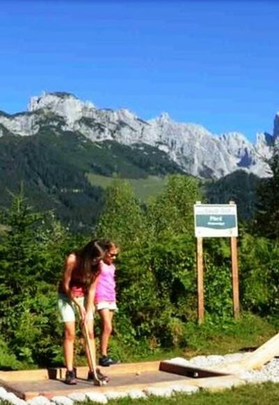 GaudiGolf vor der Kulisse des Gosaukammes