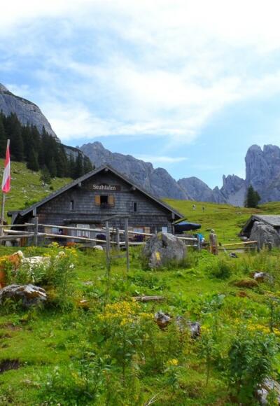 Die urige Stuhlalm vor dem Gosaukamm mit Bischofsmütze