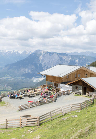 Acherbergalm mit Blick auf Tschirgant