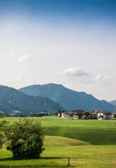 Blick auf das Dorf Brandenberg im Sommer