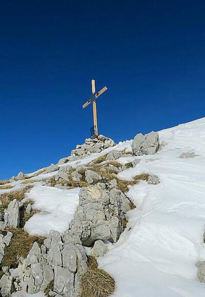 Gipfelkreuz von anderer Perspektive
