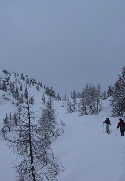 sanfter Anstieg am Rücken Richtung Gipfel links