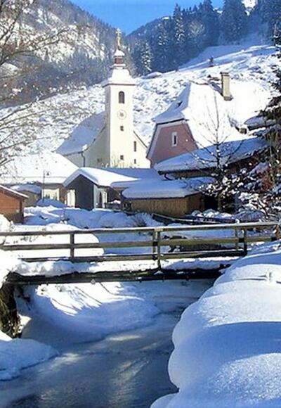 Winterwanderung in Weißbach (Blick auf Kirche)