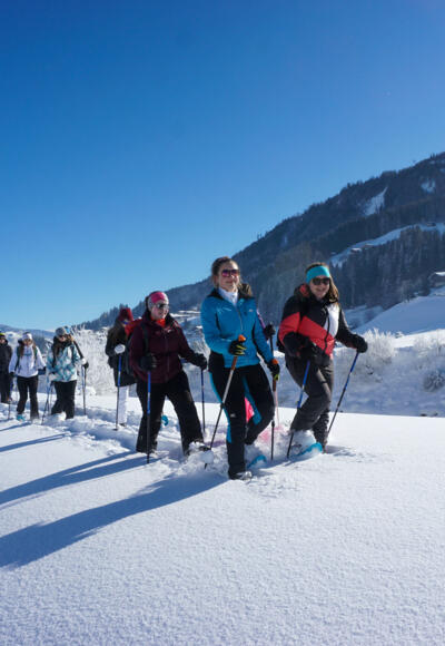 Entlang vom Fluß entweder durch Tiefschnee oder auf der andere Seite über geräumte Straße