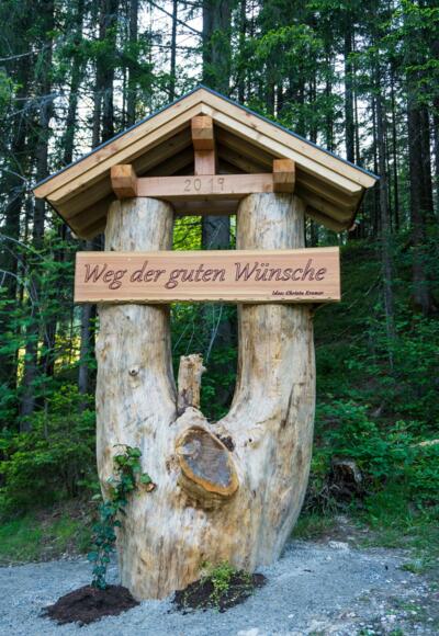 Eingangsportal zum Weg der guten Wünsche in Flachau