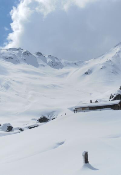 Stefflalm und Murnauer Scharte. Rechts davon der Leitenkogel, links der Westkamm des Mittagskogel mit dem Anstiegssattel ganz links