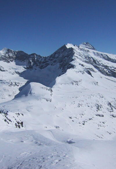 mittig der Medelzkopf vor Eiskögele und Großglockner