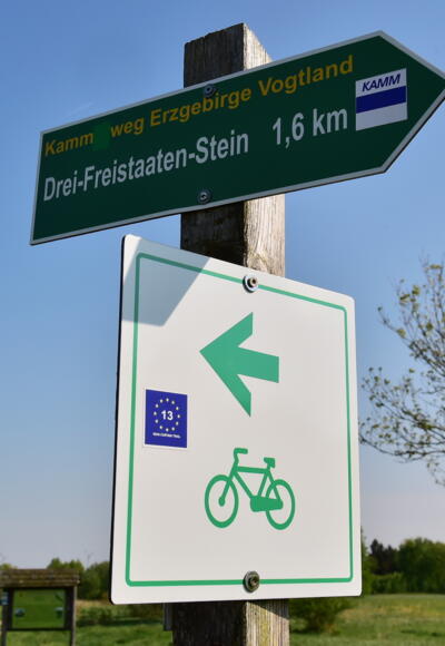 Hinweisschilder am Ortsrand von Grobau