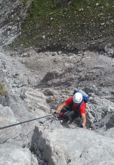 Schlüsselstelle gleich am Anfang nach der Querung. Teilweise überhängig. Viele starten auch erst hier die Tour, da bis hierher auch ein alpiner Steig führt