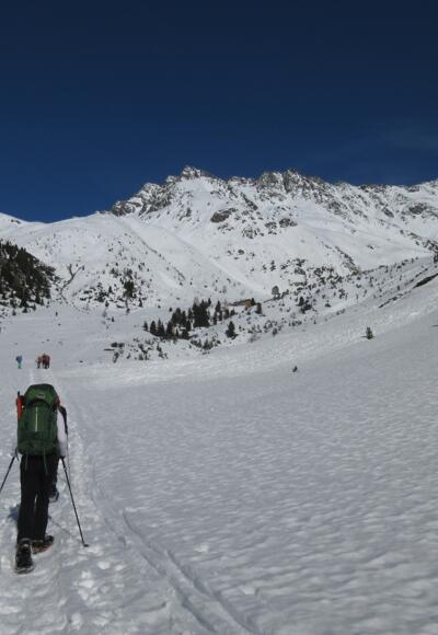 Langsam kommt die Hütte und der Zwieselbacher Roßkogel in den Blick.