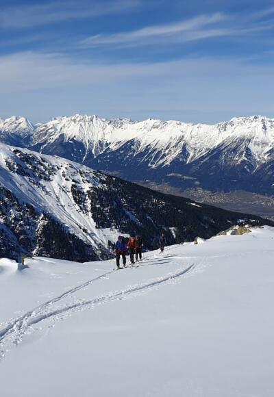 Einsames Skigelände hoch über dem Inntal
