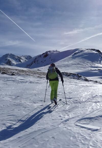 Kurz vor dem Aufschwung zum Schafjoch, hinten der Pirchkogel. Der Rücken ist sehr windexponiert und mit harten, eisigen Passagen muss gerechnet werden (Harscheisen?).