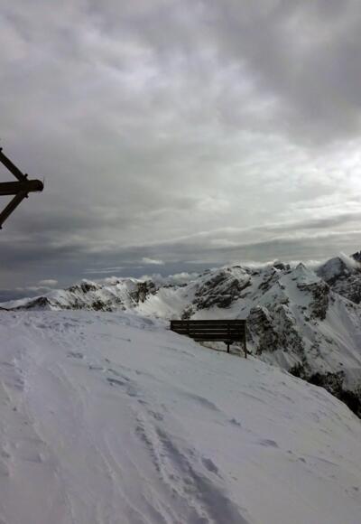 Gemütlicher Gipfel mit Blick auf die Tribulaune