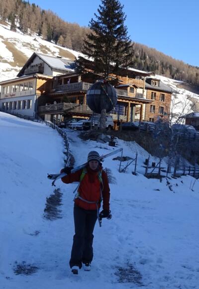 Ein paar Meter Ski tragen, hinten Almi&#039;s Berghotel (Parkplatz).