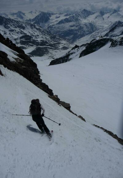 Direkte Abfahrt von der Hochvernagtspitze 3535m über die mehr als 40° steile, direkte Südflanke. Machbar nur bei perfekten Firnbedingungen.