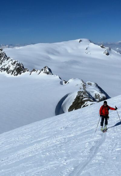 felsige Dahmannspitze und dahinter rechts Weißseespitze aus der Südflanke des Fluchtkogels