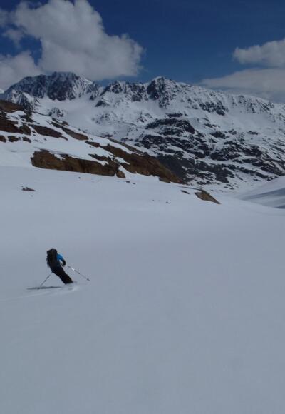 Abfahrt über den Vernagtferner. Die Gletscherneigung ist ideal, perfekt für herrliche Abfahrtsschwünge.