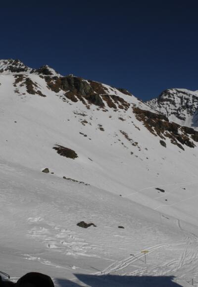 Blick von der Hütte auf die Querung oberhalb des Hüttenaufstiegs