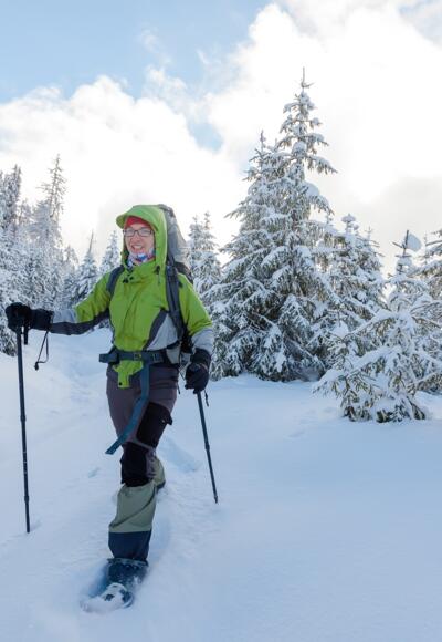 Auf dem Weg durch den verschneiten Wald