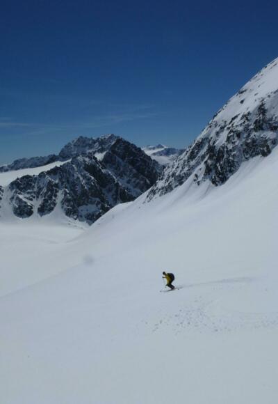 Am Schwarzenbergferner legt sich der Hang rasch zurück