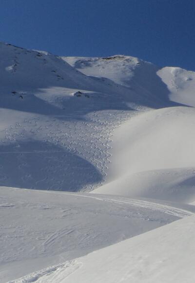 Die Abfahrtsspuren zeigen uns den weiteren Aufstieg.