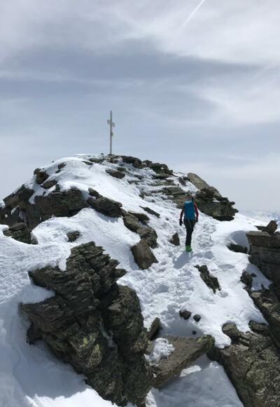 Letzten Meter zum Gipfelkreuz zu Fuß