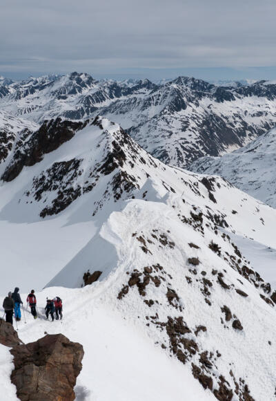 Blick vom Gipfel der Fineilspitze Richtung Nordost, im Hintergrund Sennkogel und Talleitspitze