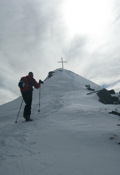Zu Fuß die letzten Meter zum Gipfel