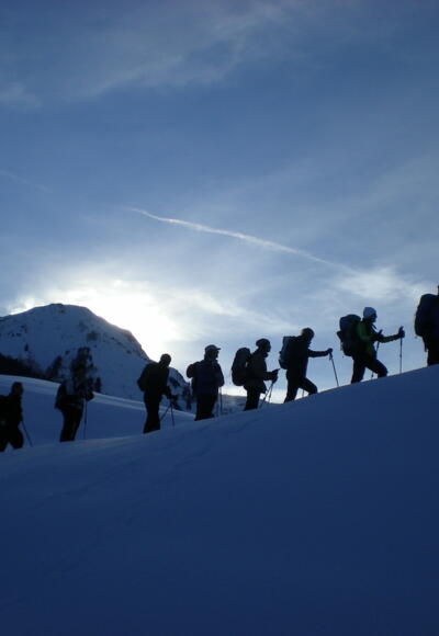 Ein langer Tag geht zu Ende. Im Bildhintergrund die Winterstaude.