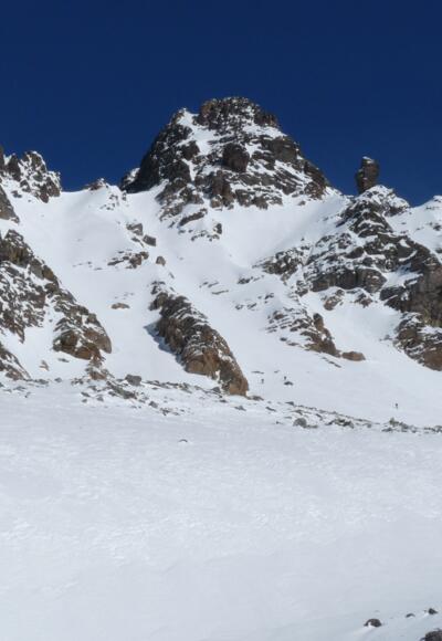 Der Felsaufbau des Südl. Fluchthorns - gut erkennbar ist die Anstiegsroute über die Weilenmannrinne und die sehr steile Gipfelrinne.