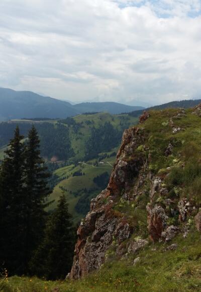 Steile Felswand am Gamskögerl mit schönem Ausblick