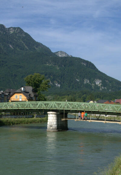 Kaiserin-Elisabeth-Brücke und Katrin im Hintergrund
