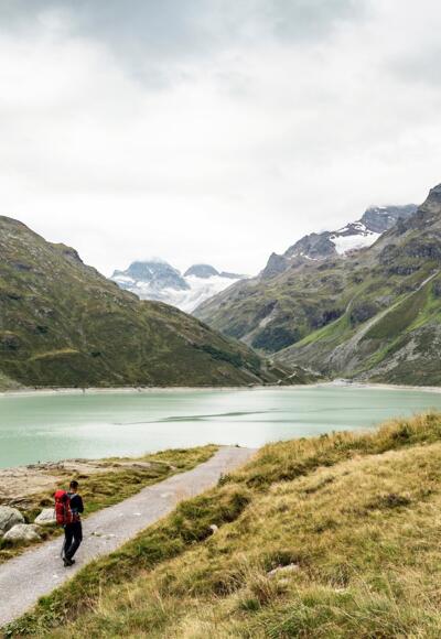 Am Silvrettasee entlang, vor einem der Piz Buin mit dem Ochsentaler Gletscher