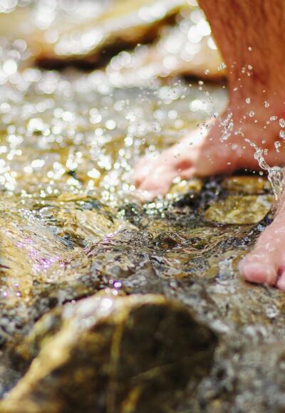 Barfuß durchs Wasser stapfen