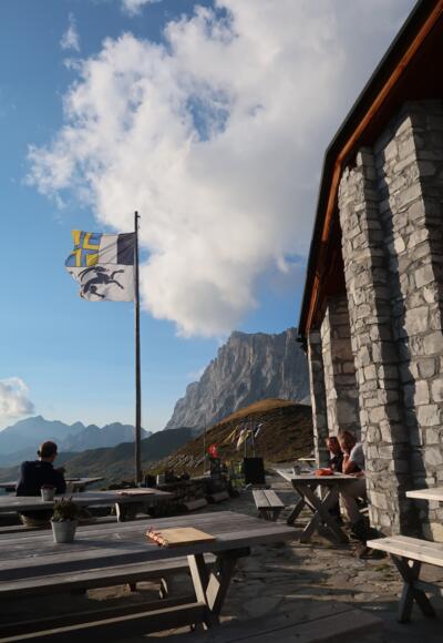 Ausklang des Tages auf der Terrasse der Carschinahütte