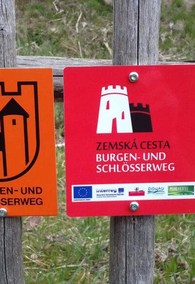 Alte und neue Beschilderung