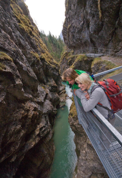 Wanderer an der Aussichtsplattform Tiefenbachklamm
