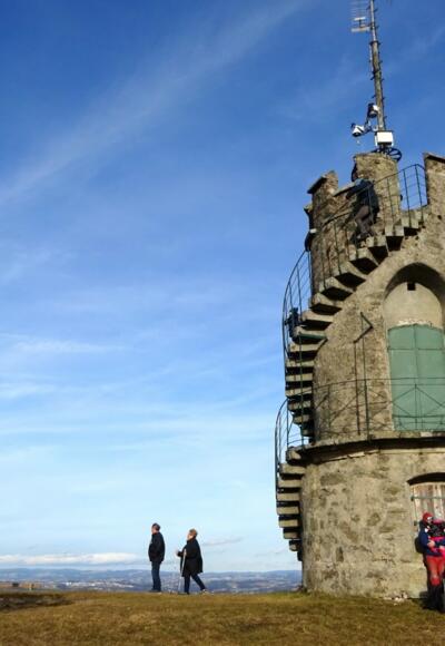 Am Mayrhoferberg mit seiner 9 m hohen Aussichtswarte