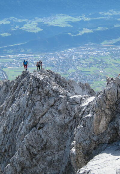 Typischer Karwendelfels und ein großartiger Blick ins Inntal.