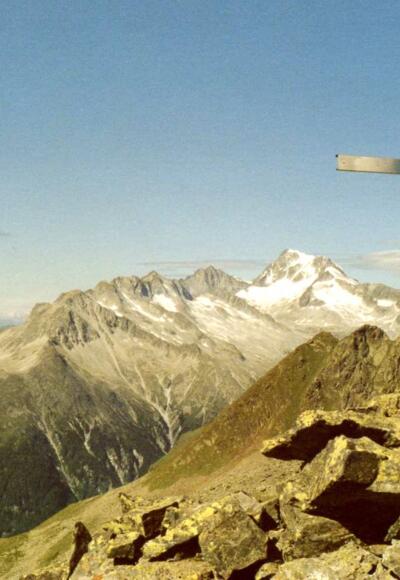 Gipfelkreuz des Weißen Beils, im Hintergrund der Hochgall