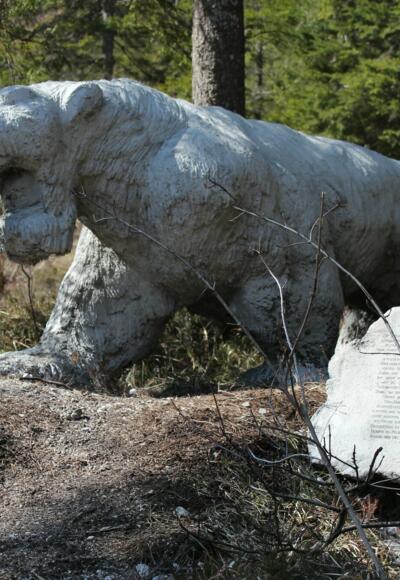 Säbelzahntiger am Erlebnisweg Steinzeit