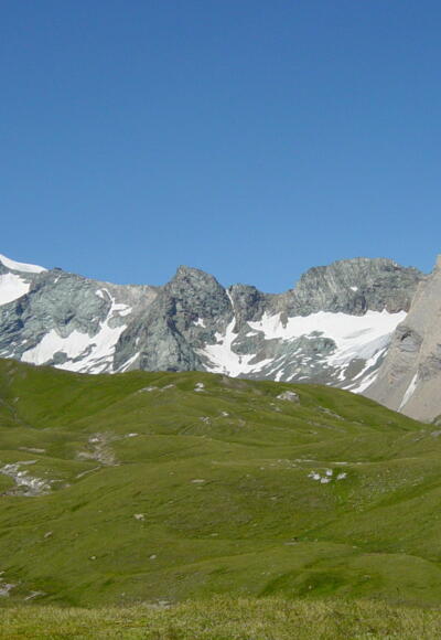 kurz nach der Glorerhütte beim Wegweiser öffnet sich der Blick zum Großglockner und rechts das Schwerteck an dessen Fuße die Salmhütte zu sehen ist