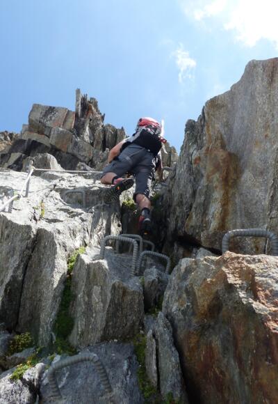 Um zur Gamsscharte zu gelangen, muss im unteren Abschnitt der luftige Klettersteig überwunden werden