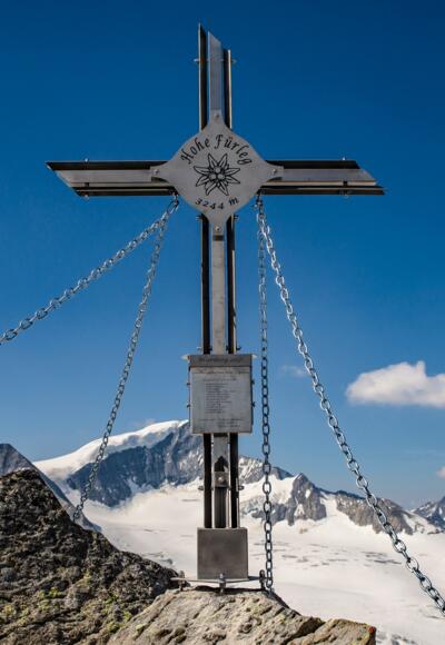 Gipfelkreuz mit Großvenediger im Hintergrund