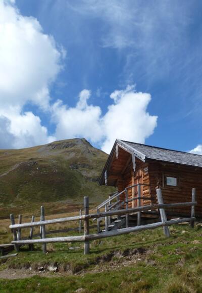 Die Schutzhütte unterhalb des Klinglertörls. Im Hintergrund der Hochkogel.